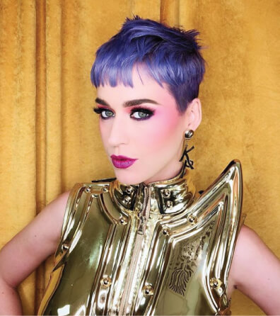 Katy Perry im Lila-Laune-Look in Europa