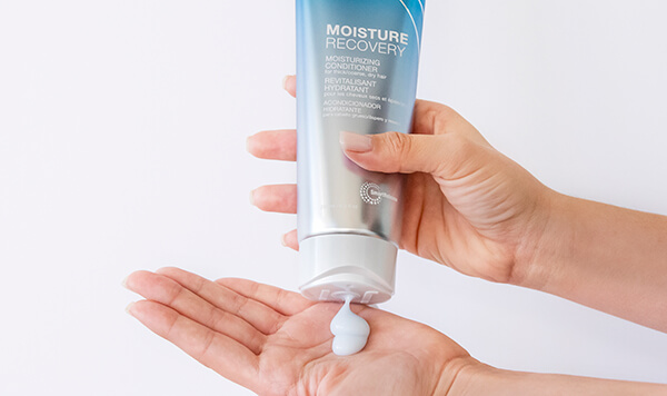 Moisture-Recovery-conditioner-in-hand