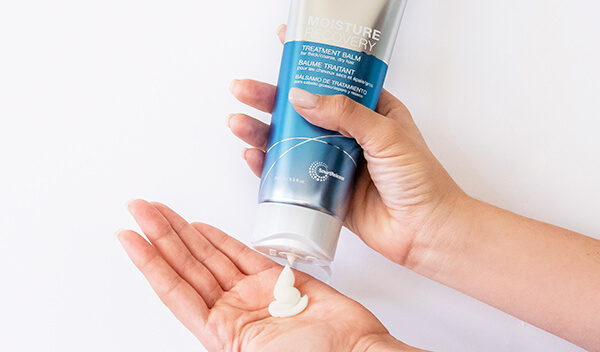 Moisture-Recovery-treatment-balm-in-hand