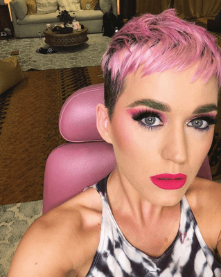 I capelli rosa ciliegio di Katy Perry