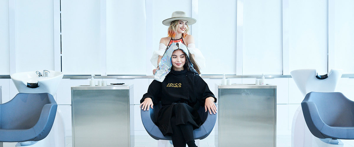 Larisa Love coloring models hair