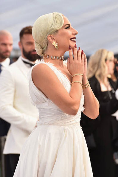 Lady Gagas und Emily Blunts Hochsteckfrisuren bei den SAG Awards